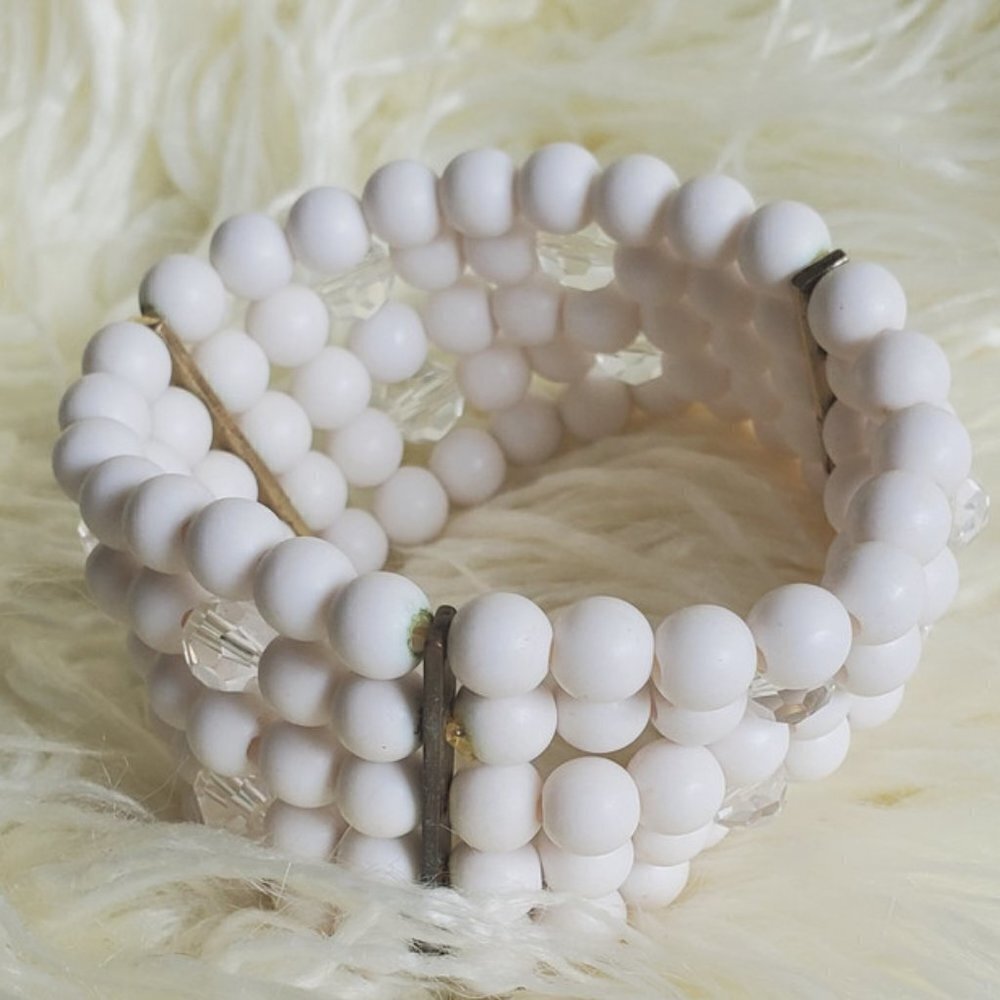 Memory Wrap White Beads Wire Bracelet. 🌴
